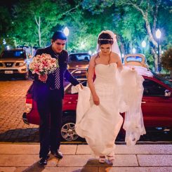 noiva-chegando-na-igreja-matriz-nossa-senhora-da-luz-em-irati-pa fotografo de casamento faz fotografia de casamento e foto de festa de 15 anos e foto de gestante e foto de familia em irati